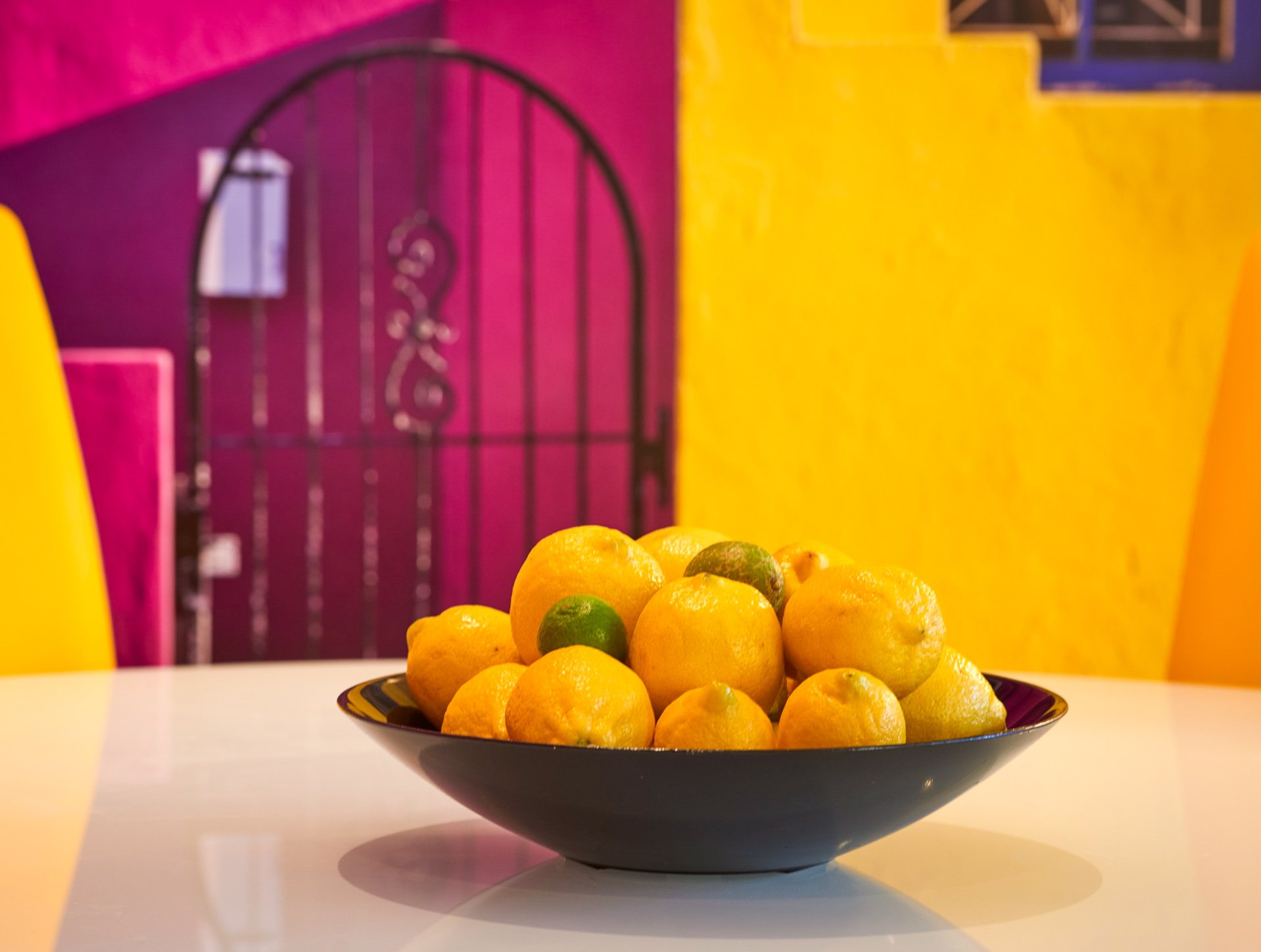 A bowl of lemons on the granite island